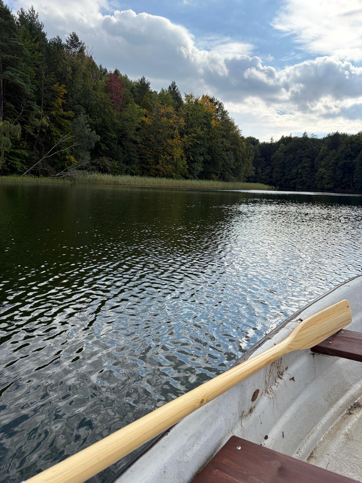 Jezioro Narie w Bogaczewie oferuje idealne warunki do spokojnego wypoczynku na wodzie. Goście domku mogą korzystać z łódki i odkrywać okolicę jeziora.