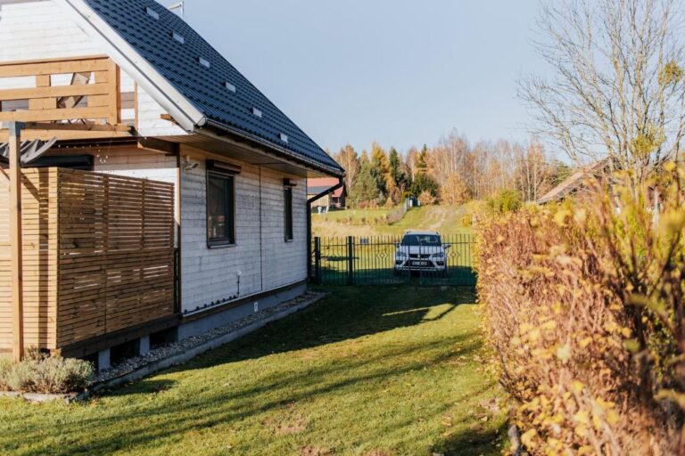 Miejsce parkingowe przy domku i bramie