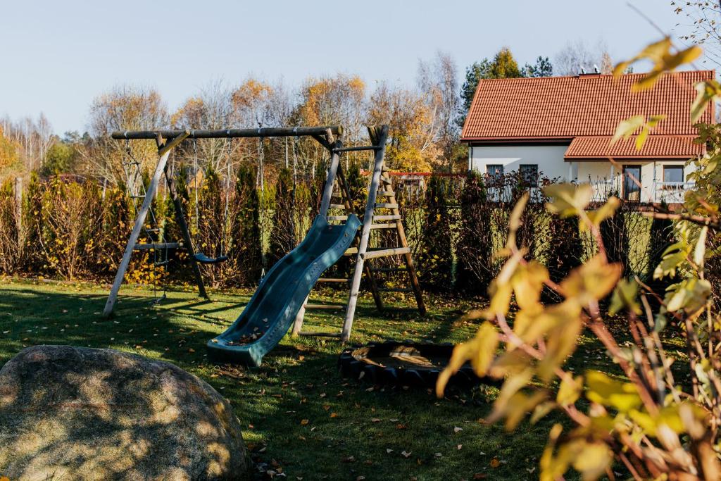 Huśtawki i zjeżdżalnia w ogrodzie